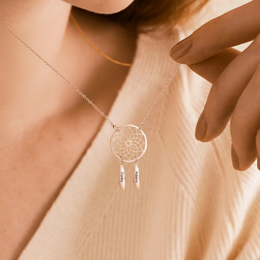 Collier attrape-rêves personnalisé avec noms, bijou en plume gravée pour maman